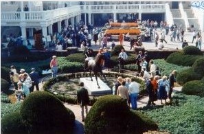 churchill-downs-carl-regutti-sculpture-photo